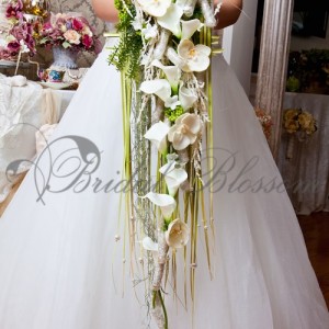 95 - Cascading bridal bouquet